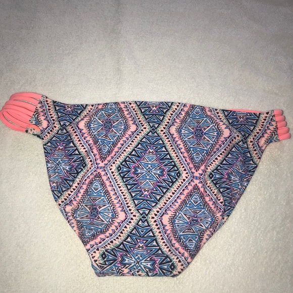 Bathing suit bottoms - Picture 2 of 3